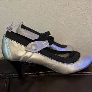 Chinese laundry silver lame and black kitten heels sz 10. NWOT.